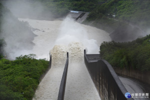 暴雨炸南台後，臺南各水庫進帳可觀，4天帶來3億立方米入流量，持續調節性放水。(圖/記者黃芳祿攝)