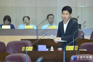 人力短缺、機構用地取得難。市議員彭俊豪憂心長照2.0難以執行。（圖／桃園市議會提供）