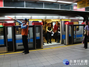 台北捷運月台門。（圖／Wikipedia）