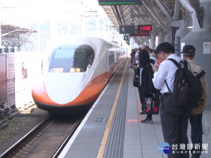 台灣高鐵從10月3日（週二）起，將每日清晨高雄左營發出的首班北上列車，從清晨6點提前至5時50分發車，並開放9月6日（三）凌晨0時起開放購票，以提供中、南部旅客更便利的旅運服務。（圖／資料照片）
