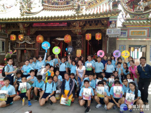 學甲國小畢業生單車體驗在地文化微旅行，在集和宮參拜祈求求學順利，大家平安。