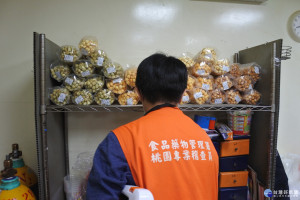 桃園市衛生局食安稽查大隊偕同食品藥物管理署執行「網購食品製造業者稽查專案」。