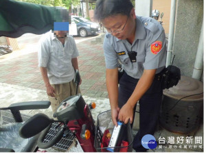 老翁電動車故障 暖警及時救援