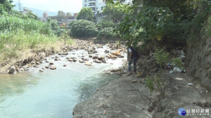 磺溪河堤掏空嚴重　堤邊民宅恐遭波及