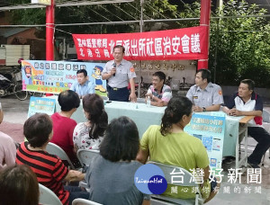 北港警方深入社區為民服務，宣達防詐、婦幼及交通安全，民眾「揪感心」。（記者陳昭宗拍攝）