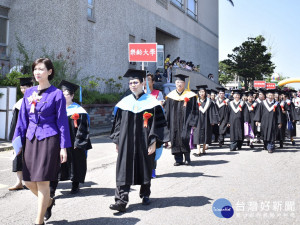 康寧大學106級畢業典禮，互道珍重堅持走在夢想道路上。