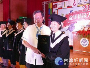 畢業季　市長鄭文燦前往為優秀畢業生頒獎。（圖：龍華科大提供） 