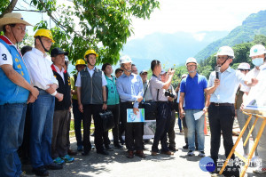 行政院長林全〈左2〉、南投縣長林明溱〈左1〉、信義鄉長史強〈左3〉等一行人，在隆華橋聽取水利署及縣府災害報告。