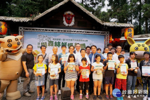 首屆『與森林妖怪共舞』戶外美術寫生活動於溪頭妖怪村園區內舉行，吸引中部4縣市學生1百多位參加，下午舉行頒獎典禮。