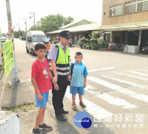 客厝派出所警員張子袁因看見通學時車流量大，主動關懷孩童過馬路，獲民眾肯定及讚許。（記者陳昭宗拍攝）