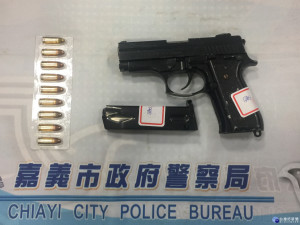 警察節前夕不放鬆，嘉市警方查獲殺人通緝犯並起獲非法槍彈案