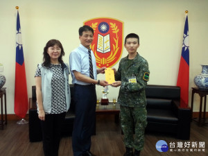 陸專校李明峻同學公傷   軍保公司軍服站慰問