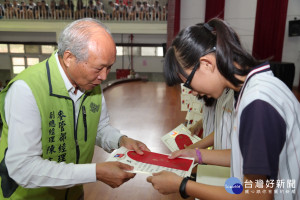 六輕副總陳文仰親自發放獎助學金與獎狀勉勵受獎學子。（記者林辰芬拍攝）