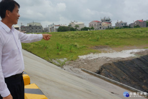 前一波大雨沖走安定滯洪池土堤，水利局日昨已修補完成，安定區蘇厝里長張慶財前往關心。(圖/記者黃芳祿攝) 