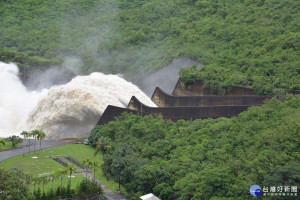 臺南曾文水庫集水區持續降雨,有效蓄水量3億6379萬立方公尺南水局剛發布，曾文水庫今(14)日傍晚18時起作調節性放水。(圖/記者黃芳祿攝) 