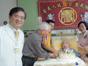 王志龍院長(左)祝賀龔金發爺爺百歲生日。