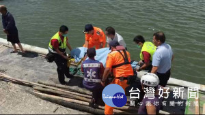 民眾於台西漁港驚見浮屍，報請第四海岸巡防總隊台西安檢所協助處理。（記者陳昭宗拍攝）