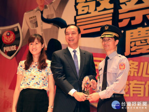 朱立倫市長親自頒獎表揚模範警察。（圖／記者黃村杉攝）