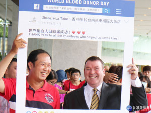 香格里拉台南遠東飯店總經理凱德曼(右)及張絢欽(左)，鼓勵響應捐血。
