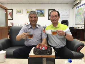 楊梅區農會總幹事周宗維，贊助精緻蛋糕，分局長翁群能(左)代表接受。