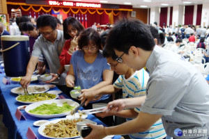 慈濟志工烹煮蔬食饗宴，感謝波麗士長年為治安辛苦付出。(圖/慈濟提供)