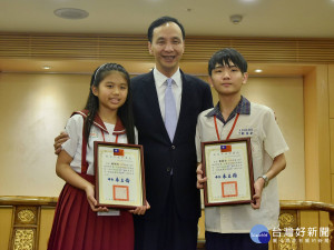 市長朱立倫接見忠孝國中鄭翼安、信義國小楊韻妮2位「2017年總統教育獎」獲獎同學。（圖／記者黃村杉攝）