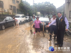 市長邱建富視察龍山里八卦山邊坡豪雨造成土石滑落的情況