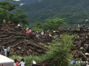 北水局開放民眾免費前往阿姆坪堆置場檢拾漂流木，首日就吸引眾多民眾前往，保七總隊還出動員警前往維持秩序。(記者陳寶印攝)