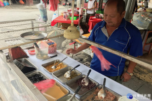 43年老店的西港冰店老闆徐雍銘刨冰種料理全是自己烹煮。(圖/記者黃芳祿攝)