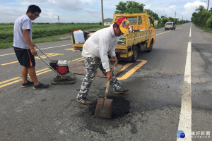 佳里區公所外包商施工人員今早完成道路填補作業。(圖／記者黃芳祿攝)