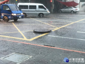 急降雨造成人孔蓋氣衝（圖／台北市政府工務局衛生下水道工程處提供）