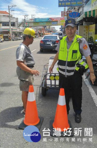 阿伯路見不平主動買瀝青補路，虎尾警方亦溫暖送上三角椎協助維護其安全。（記者陳昭宗拍攝）