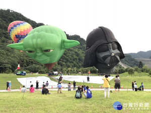 星際大戰主角人物「尤達大師」、「黑武士」空中合體，吸引民眾爭相搶拍。