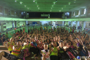 桃園高中中正堂舉行Zumba Party，當天現場湧進約500人報名參加。