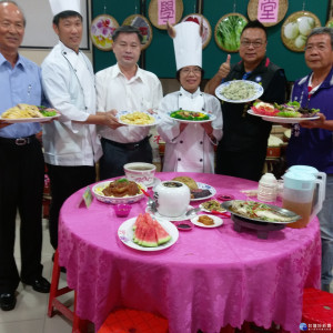 圖:大溪區公所配合文藝季特辦理美食嘉年華會，二十一日試吃，邀集地方人士參與，場面熱烈。(記者陳寶印攝)