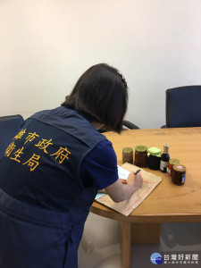 ▲高市衛生稽查人員定期就調味醬料製造場所等高風險業別進行源頭管理，加強作業場所設施設備、作業人員及食品添加物管理等查核，為市民把關。（圖／記者郭文君攝）