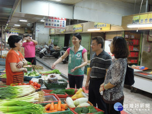 林裔綺議員至瑞芳第一市場進行會勘，確認完工情形。（圖／記者黃村杉攝）