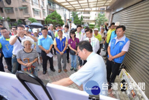 桃園市長鄭文燦視察「龍潭區東興里高低揚灌溉溝惡臭改善工程」。