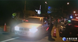 龍潭派出所副所執行取締酒駕勤務，發現一部自小客車可疑，立即示意駕駛停車受檢。