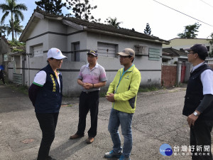 ▲為有效杜絕登革熱，高市衛生局副局長張瑞琿與相關單位聯合稽查廢棄眷舍，維護市民健康。（圖／記者許凱涵攝）