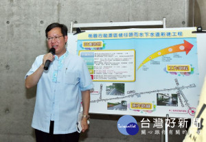 桃園市長鄭文燦視察「龍潭區健行路雨水下水道工程」。