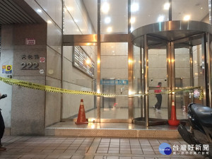 發生重大槍擊命案的中壢區元化路222號「國際財星大樓」，警方拉起封鎖線。