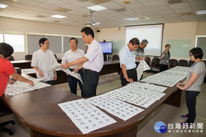 上緯諒茶獎書法賽23日進行初審。（記者扶小萍攝）