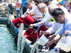 六輕副總陳文仰率領大家放流57.315萬尾5公分以上高價值魚苗。（記者林辰芬拍攝）