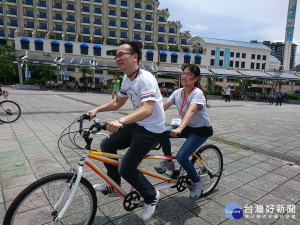 民政局為了讓參與民眾回味大學時期聯誼的緊張感，協力車闖關加入「抽鑰匙」喬段。（圖／記者黃村杉攝）