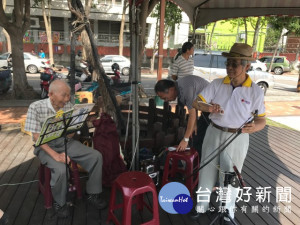 大甲區公所在新開闢的文昌公園推出「鄉親相揪來唱歌」，葉江川自

製的罐頭「二胡」與李長紅魔鋸合奏，優美的音律，讓觀民眾聽得入
迷。（記者陳榮昌攝）