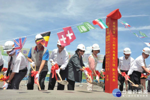 ▲高市長陳菊持剷揭幕第83期市地重劃工程動土典禮，盼提升大高雄亞洲新灣區發展效益。（圖／記者潘姿瑛攝）