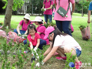 親子一同種植，體驗綠化。（圖／台北市政府工務局提供）