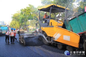 瀝青混凝土加鋪路面（圖／台北市政府工務局提供）