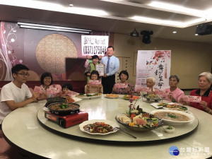 海上鮮宴會館邀請院民家屬享用美食。（記者許素蘭／攝）